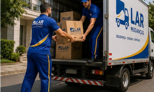 lar-mudancas-funcionarios-carregando-caminhao