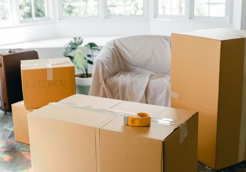 Caixas organizadas em apartamento antes de uma mudança residencial